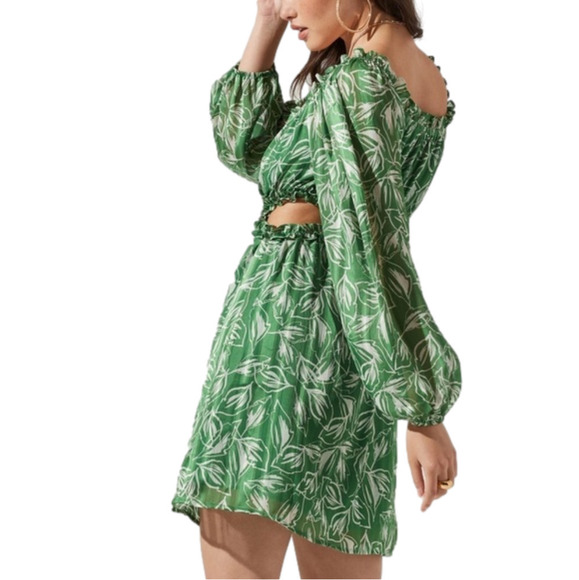 𝅺new ASTR the Label Ruffle Square Neck Side Cutout Mini Dress S - Picture 3 of 9